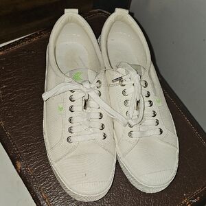 Cariuma Cream Canvas Sneakers with Subtle Green Logo NEEDS INSOLES